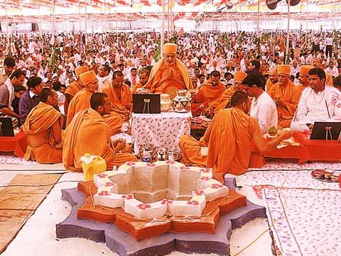 Swamishri performing the Yagna for World Peace