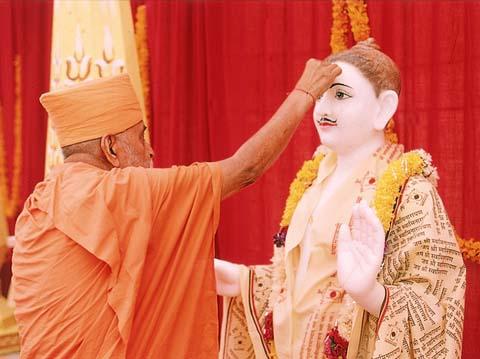 Doing pujan of Shri Ghanshyam Maharaj