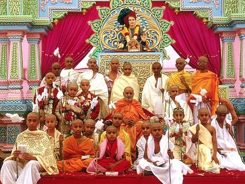 Swamishri blessed more than 20 children and youths at their sacred thread ceremony, which was held parallely with the mass marriage