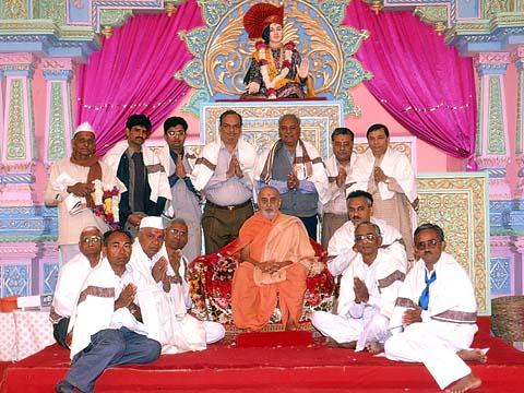 Swamishri with devotees who had sacrificed their all for the Tithal Mandir