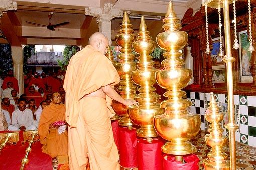 Swamishri performs the pujan of the Kalashas for the Swaminarayan Mandir at Botad