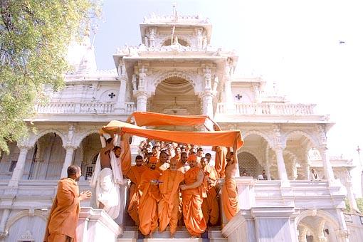 After having Thakorji's darshan, Swamishri descends the mandir steps