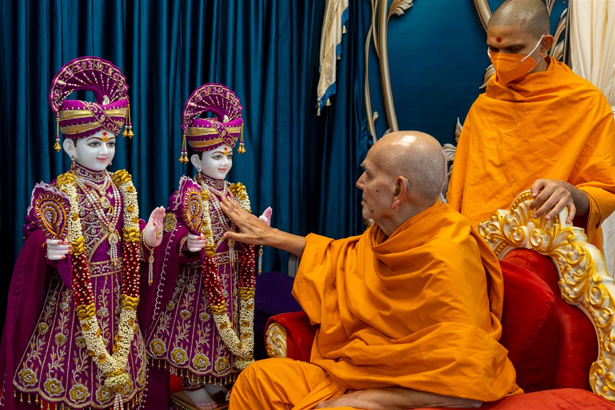 Murti Pratishtha by HH Mahant Swami Maharaj
