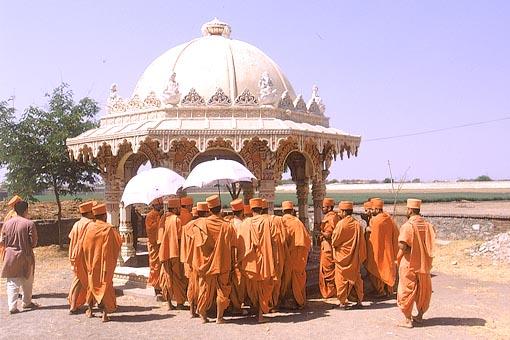 Darshan of shrine where Lord Swaminarayan played 'raas' (stick dance) with paramhansas