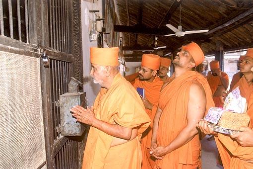 Engrossed in darshan of the murti of Vasudevnarayan in the darbar of Dada Khachar