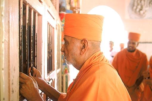 Reverentially looking into the Akshar Ordi - the personal room of Shriji Maharaj in Dada Khachar's darbar 