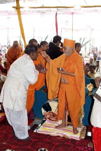 Swamishri blesses the Brahmins who performed the yagna rituals