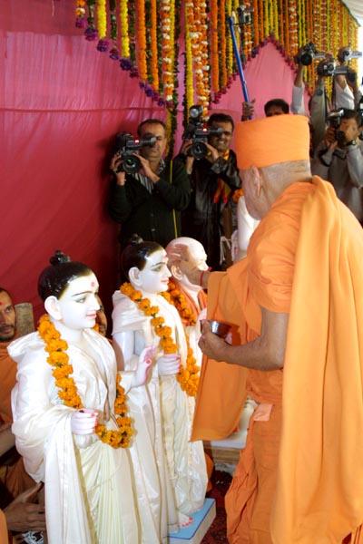 Swamishri performs pujan of the deities during the yagna