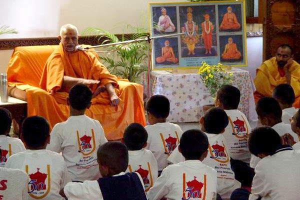 Pujya Doctor Swami addresses the shibir