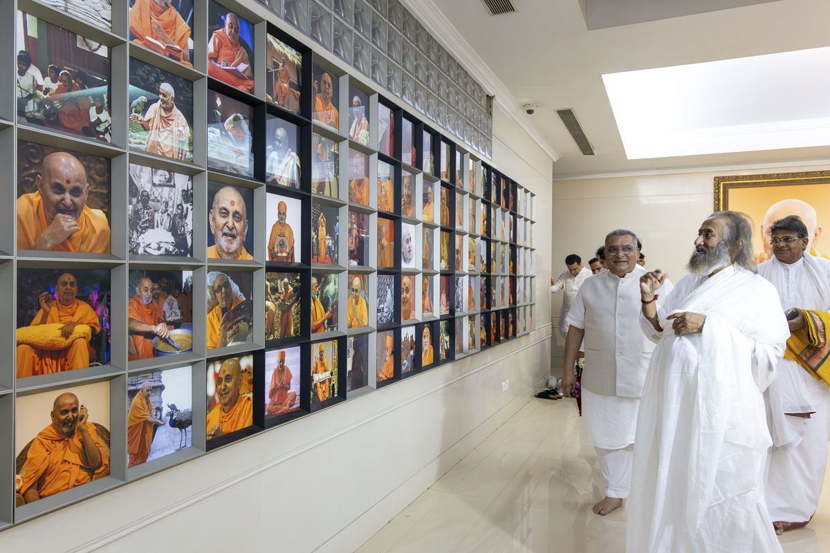 Sri Sri Ravi Shankar Visits BAPS Mandir for Darshan, Mumbai
