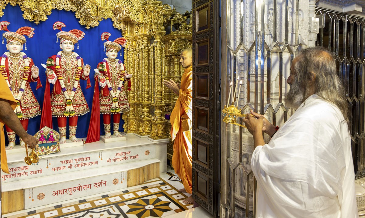 Sri Sri Ravi Shankar Visits BAPS Mandir for Darshan, Mumbai