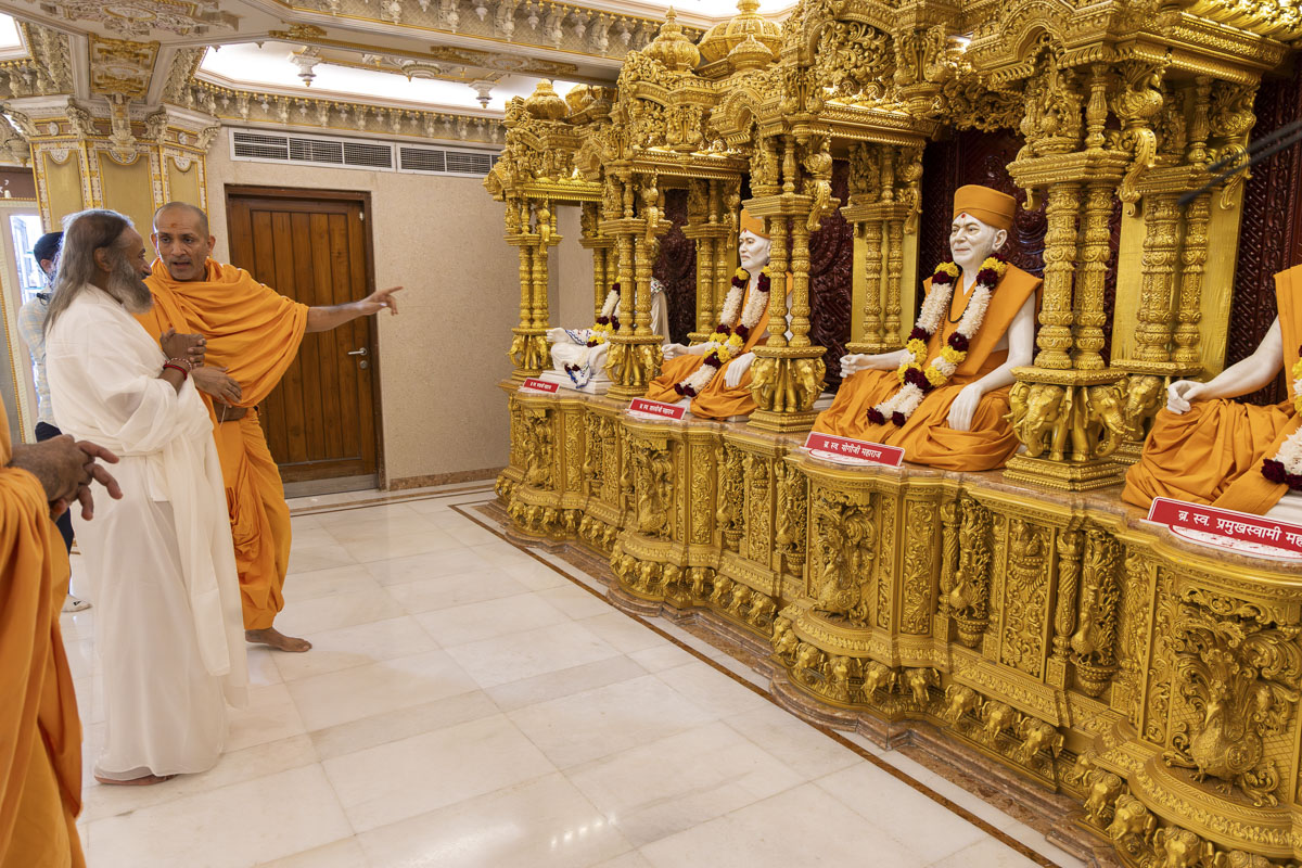 Sri Sri Ravi Shankar Visits BAPS Mandir for Darshan, Mumbai