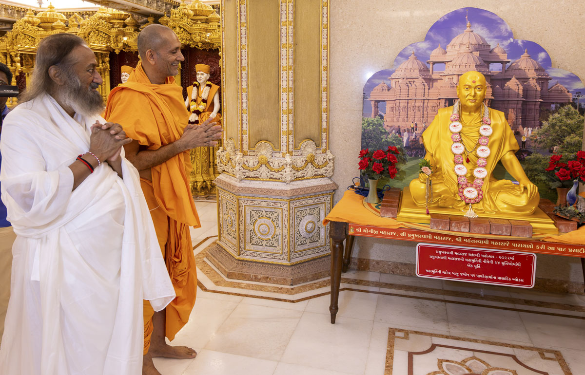Visits BAPS Mandir
