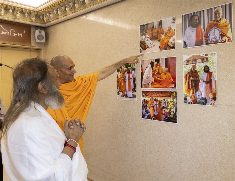 Sri Sri Ravi Shankar Visits BAPS Mandir for Darshan, Mumbai