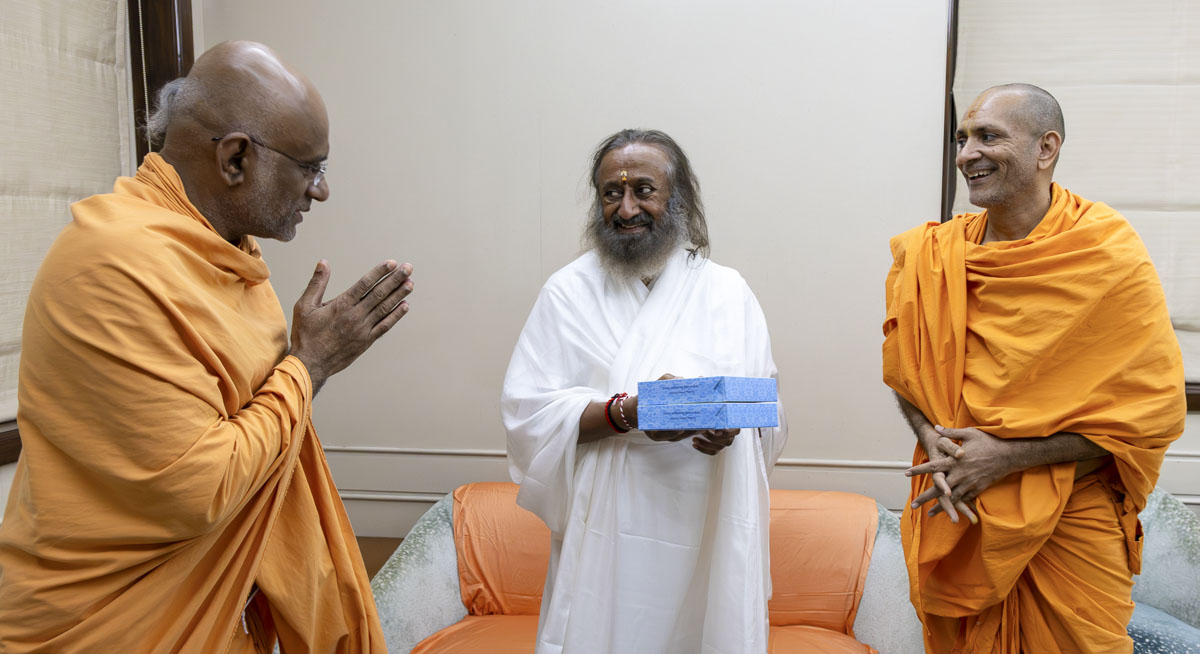 Sri Sri Ravi Shankar Visits BAPS Mandir for Darshan, Mumbai