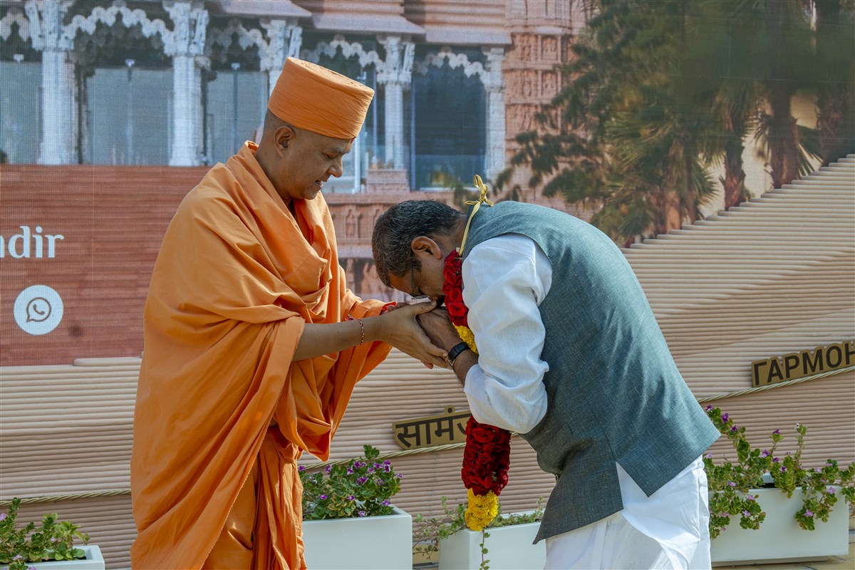 Union Minister Dharmendra Pradhan Praises BAPS Hindu Mandir