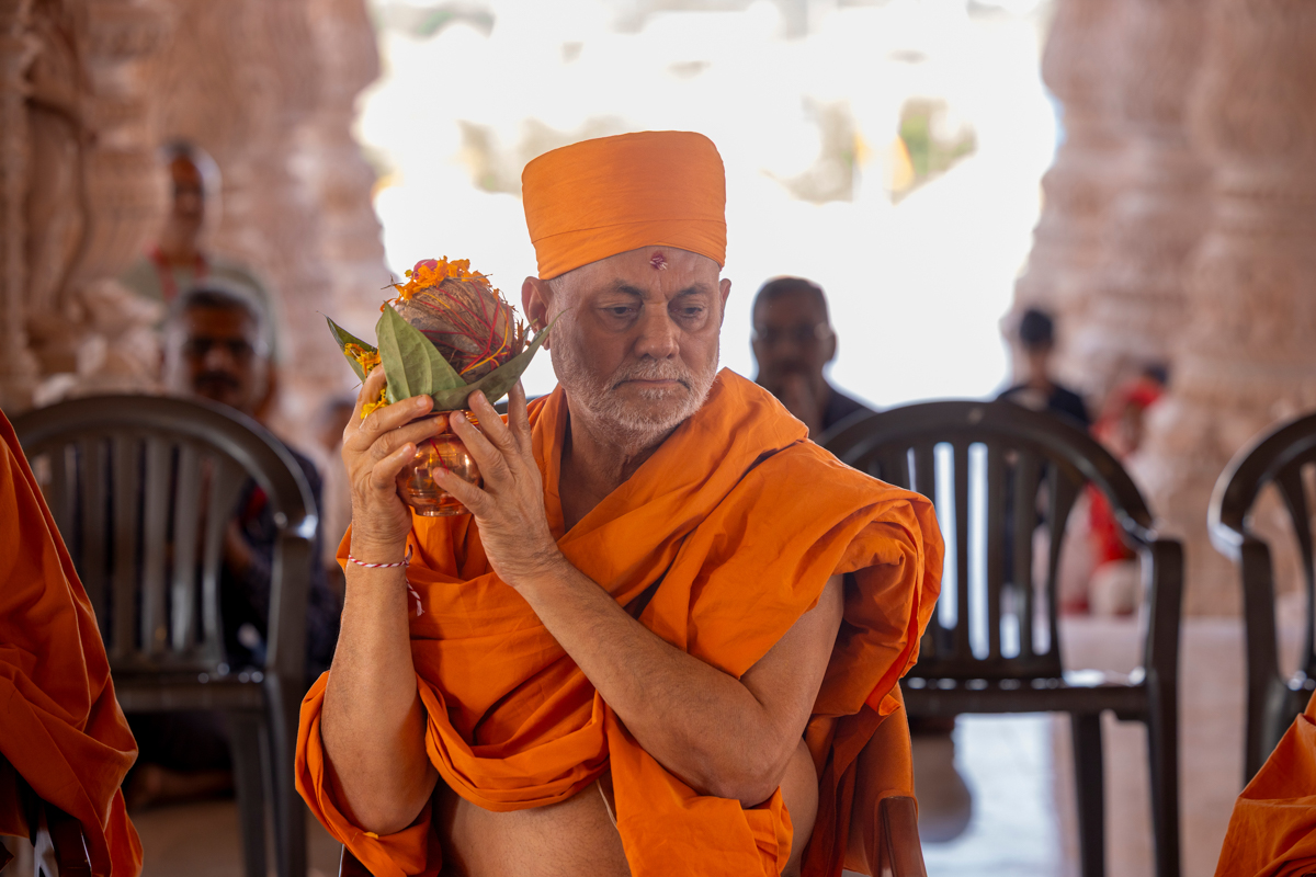 Pujya Viveksagar Swami performs the vastu pujan rituals