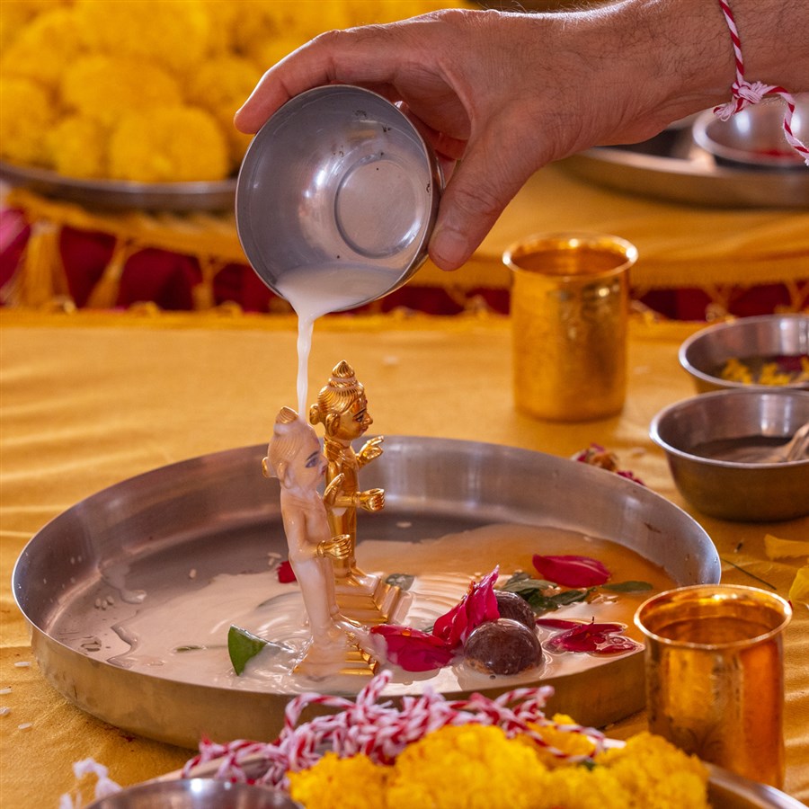 Pujya Viveksagar Swami performs the vastu pujan rituals