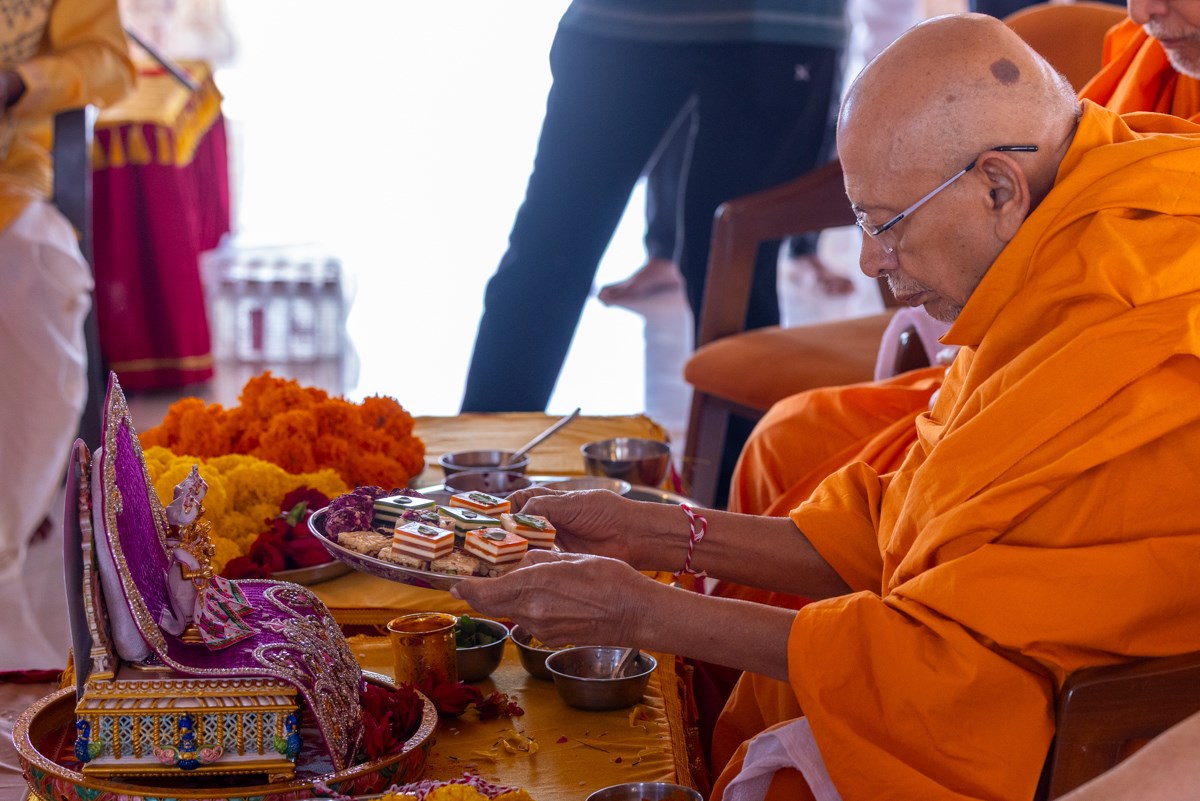 Pujya Tyagvallabh Swami offers thal to Shri Harikrishna Maharaj and Shri Gunatitanand Swami Maharaj