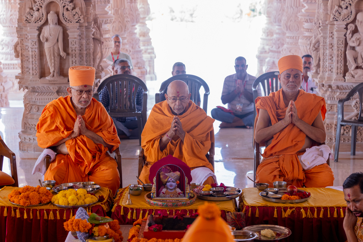 Pujya Viveksagar Swami, Pujya Tyagvallabh Swami and Pujya Ghanshyamcharan Swami perform the vastu pujan rituals