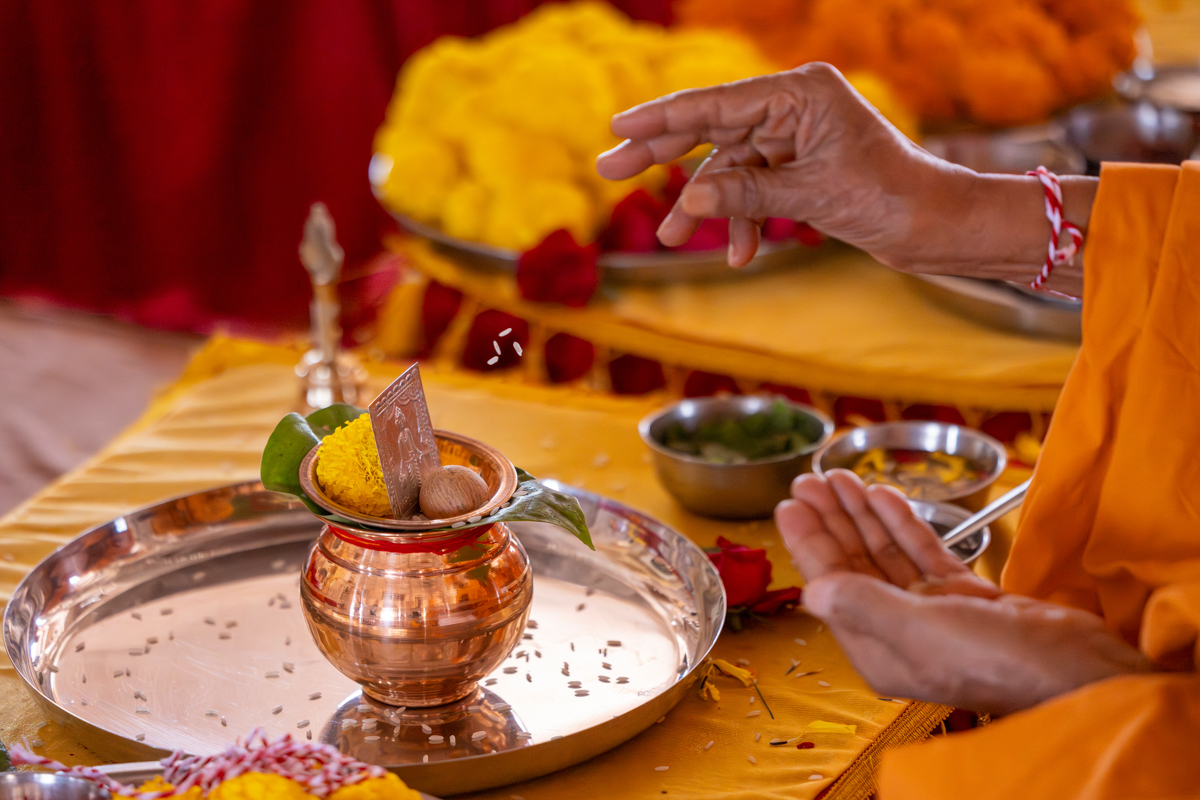 Pujya Tyagvallabh Swami performs the vastu pujan rituals