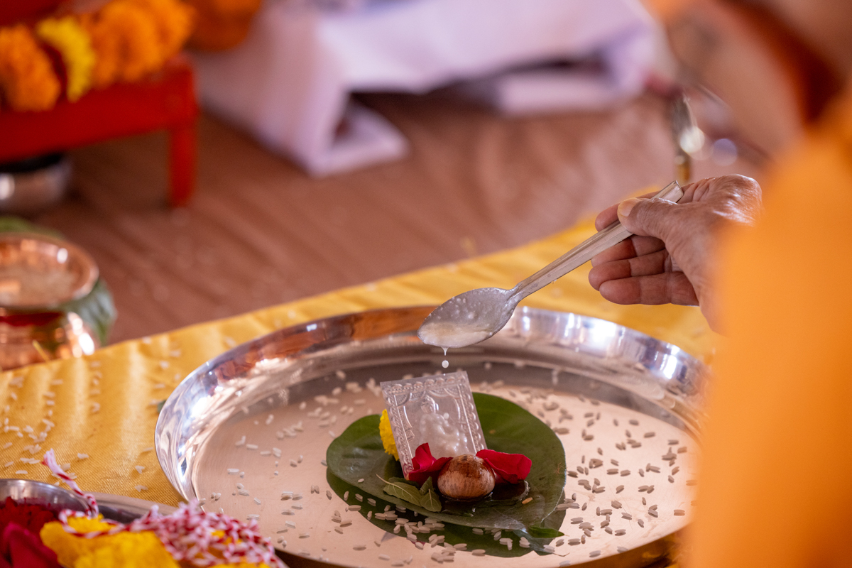 Pujya Tyagvallabh Swami performs the vastu pujan rituals