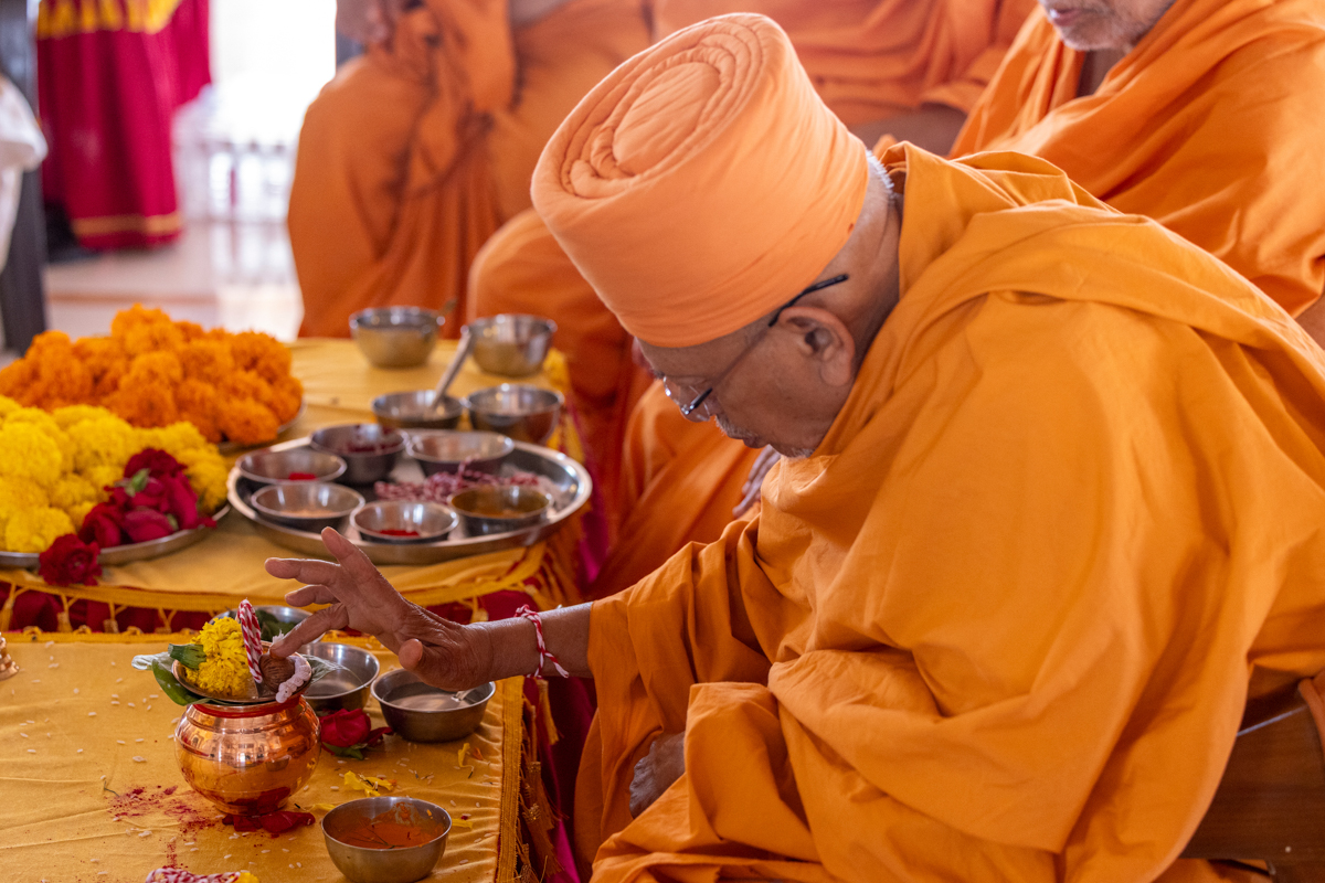 Pujya Tyagvallabh Swami performs the vastu pujan rituals