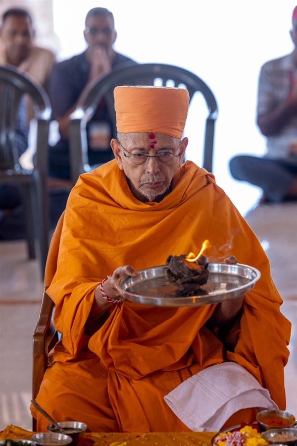Pujya Tyagvallabh Swami performs the vastu pujan rituals
