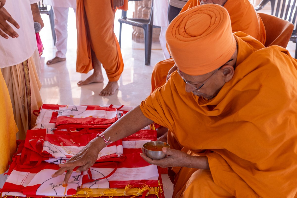 Pujya Tyagvallabh Swami performs pujan of BAPS flags