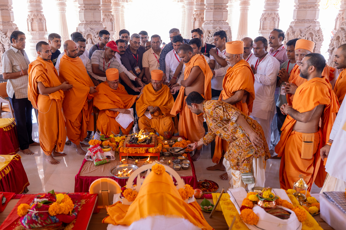 Senior swamis and devotees during the vastu pujan rituals