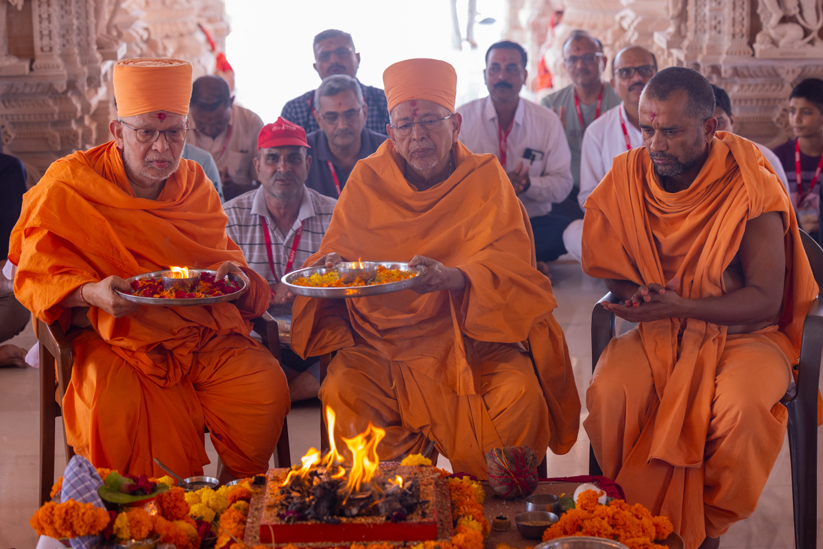 Pujya Tyagvallabh Swami and Pujya Ghanshyamcharan Swami perform the arti