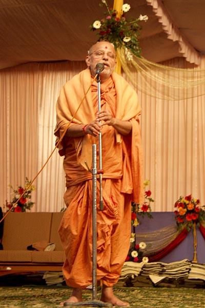 Pujya Ishwarcharan Swami gives a brief outline of the mandir project 	