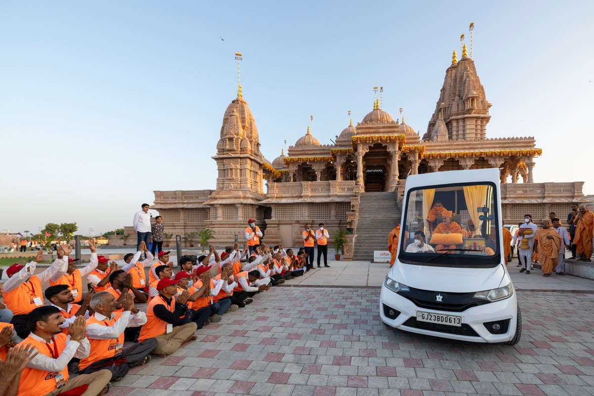 Volunteers doing darshan of Swamishri