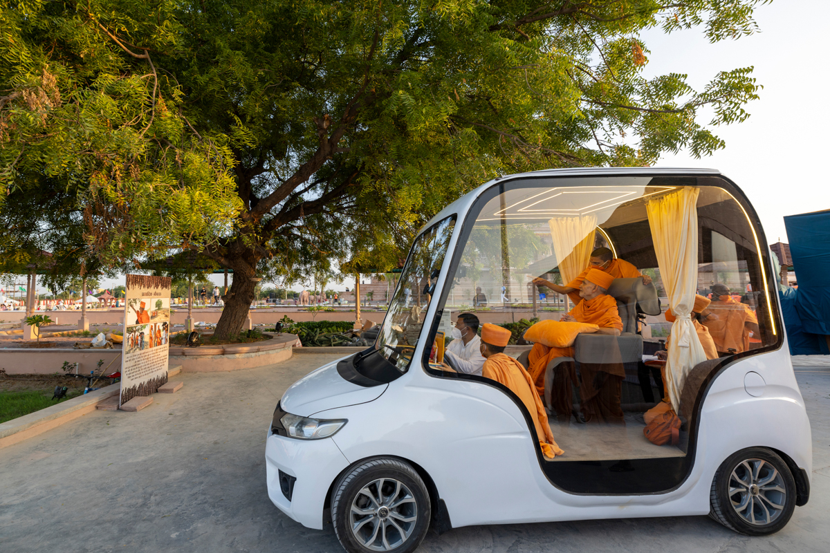Swamishri listens attentively to details presented to him