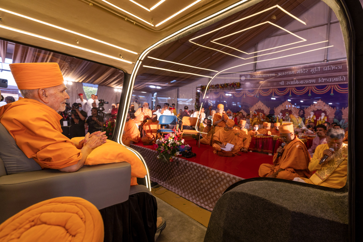 Swamishri arrives in the yagna mandap