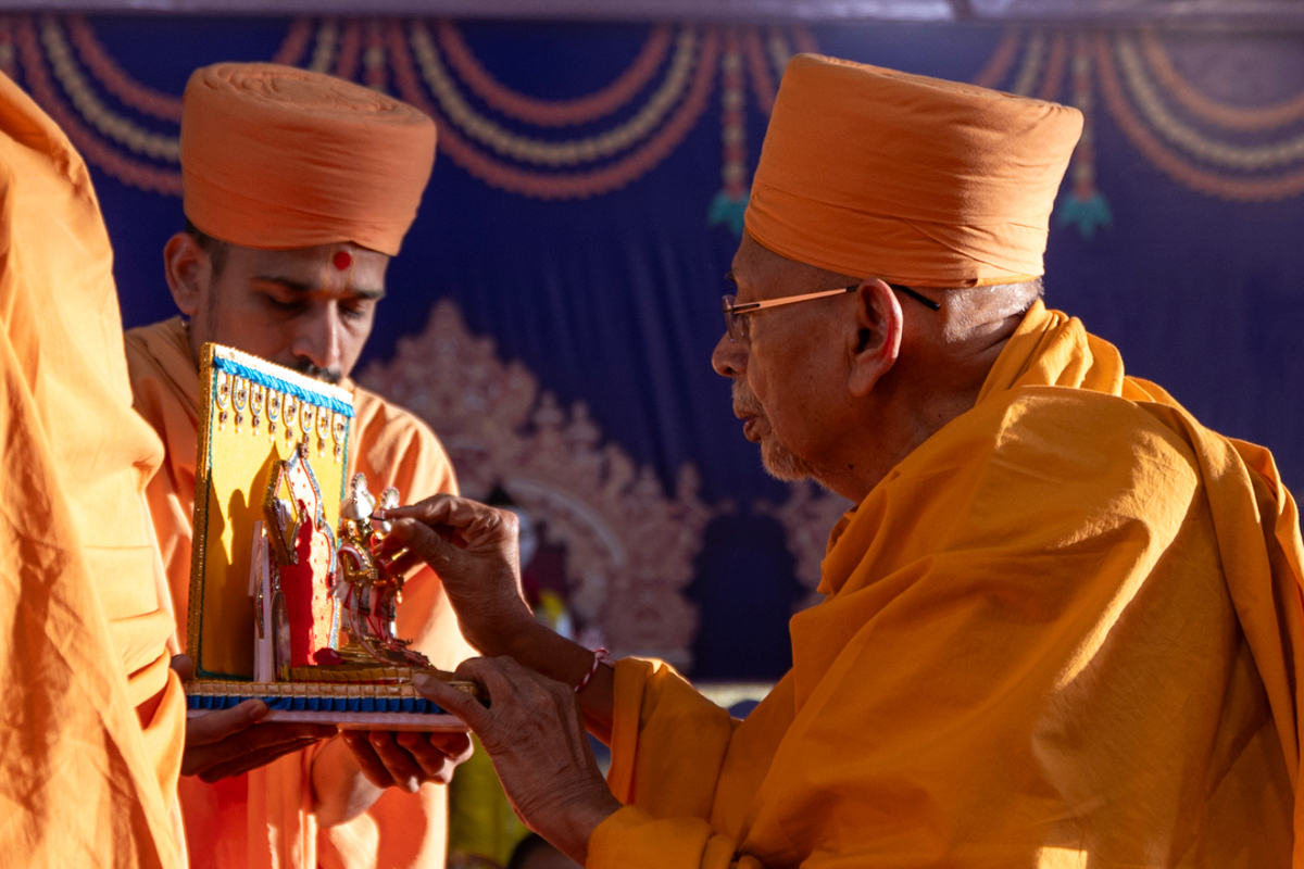 Pujya Tyagvallabh Swami performs pujan of Shri Harikrishna Maharaj and Shri Gunatitanand Swami Maharaj