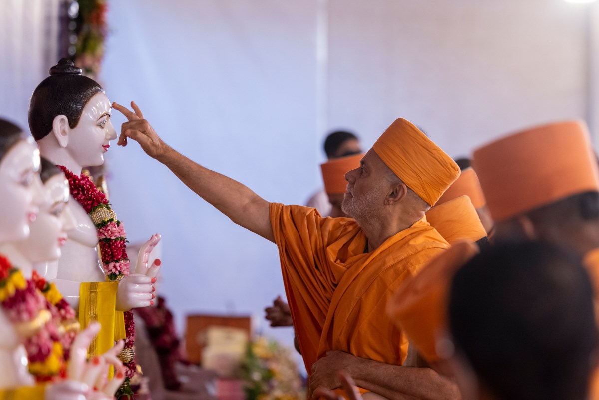 Pujya Viveksagar Swami performs pujan of the murtis