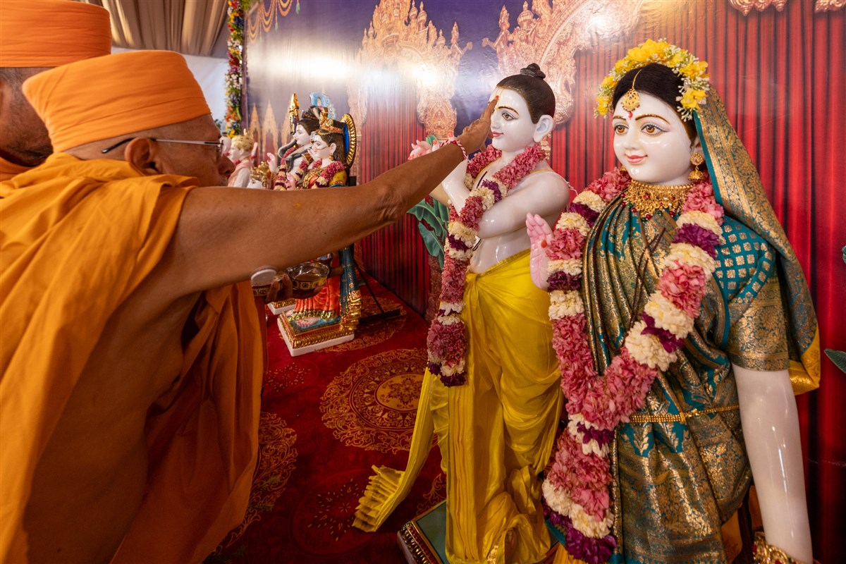 Pujya Tygvallabh Swami performs pujan of the murtis