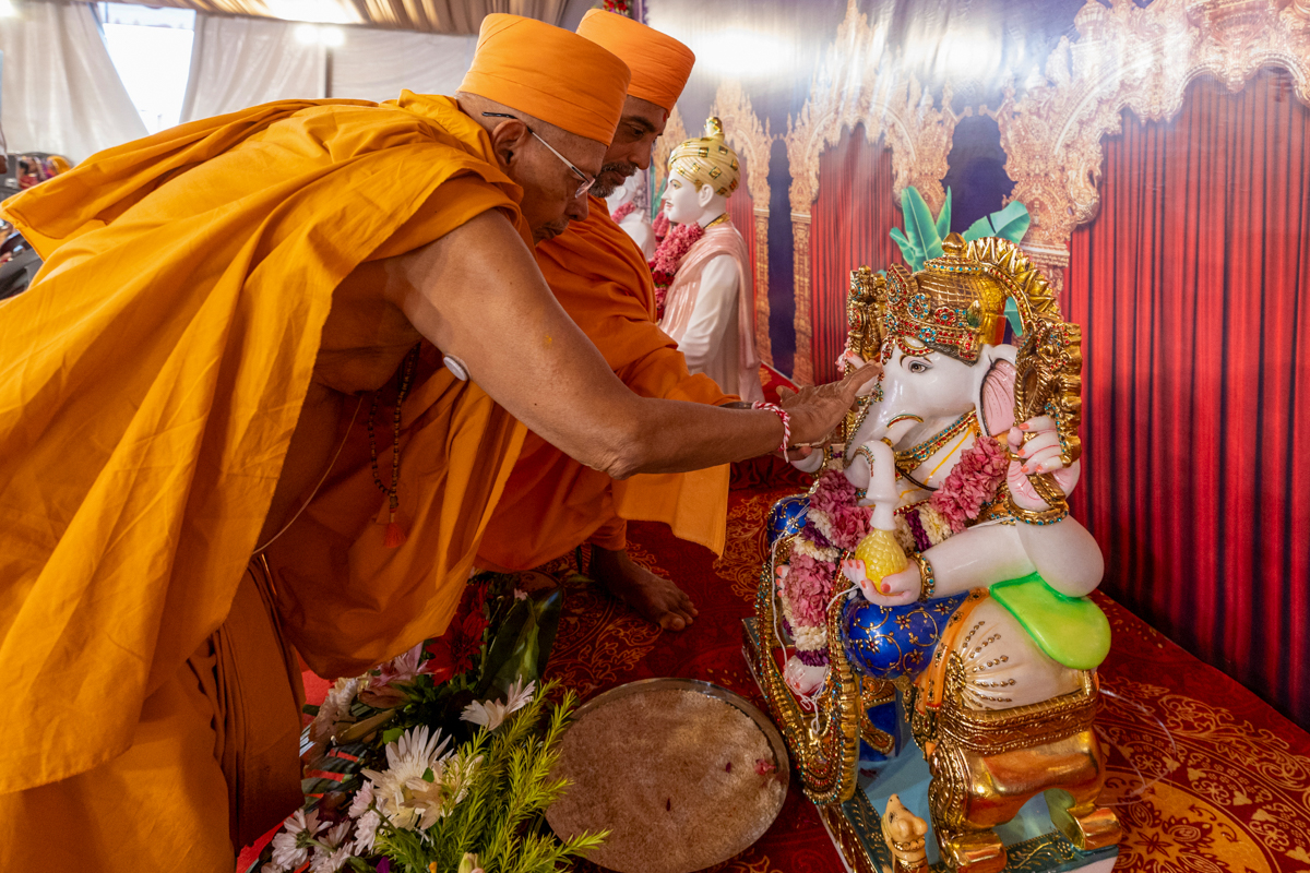 Pujya Tygvallabh Swami performs pujan of the murtis