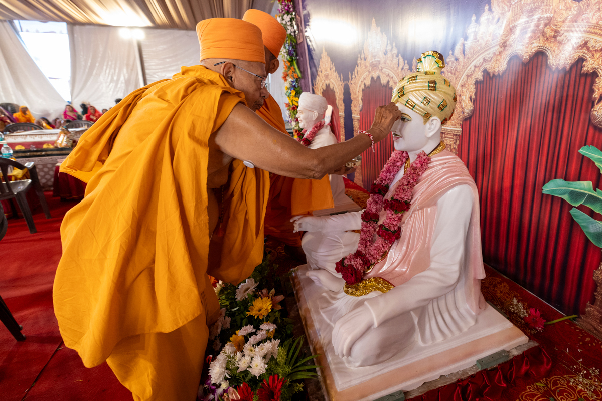 Pujya Tygvallabh Swami performs pujan of the murtis