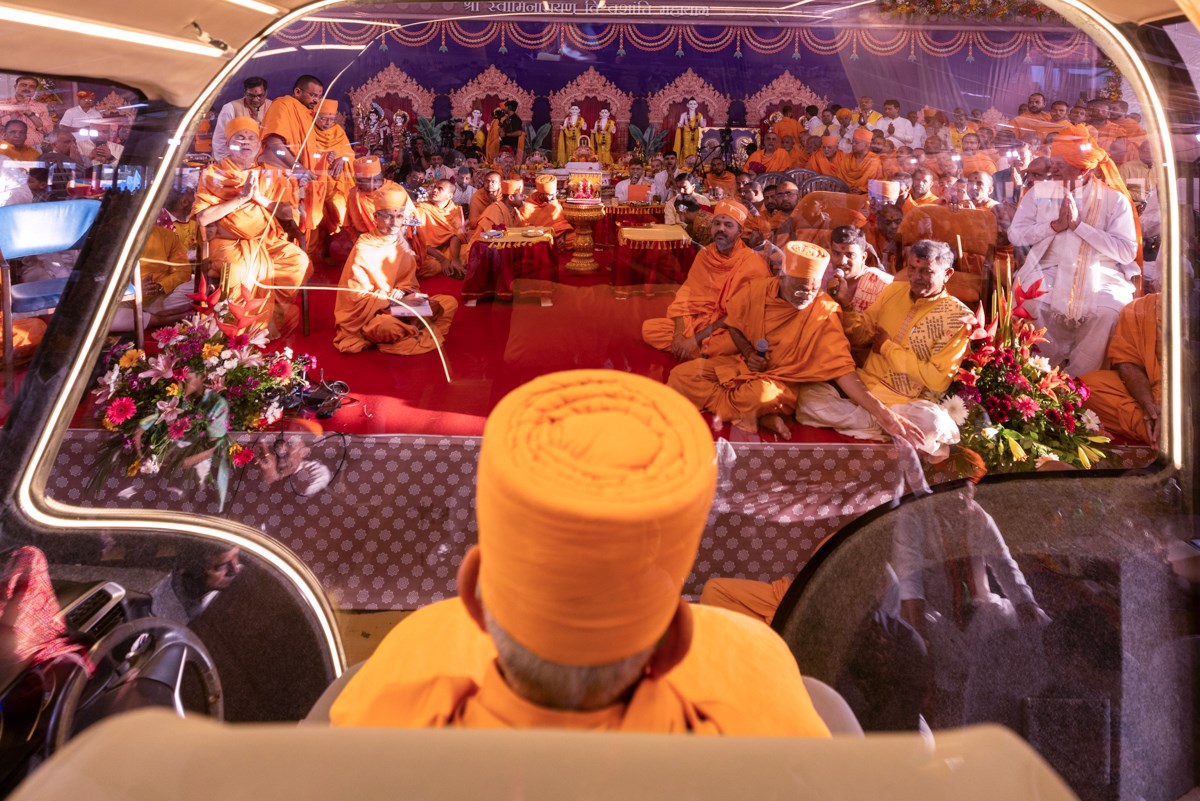 Swamishri and senior swamis during the yagna rituals