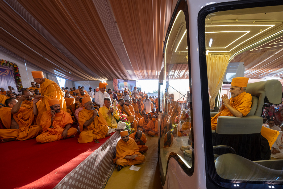 Swamishri listens to Shrutiprakash Swami