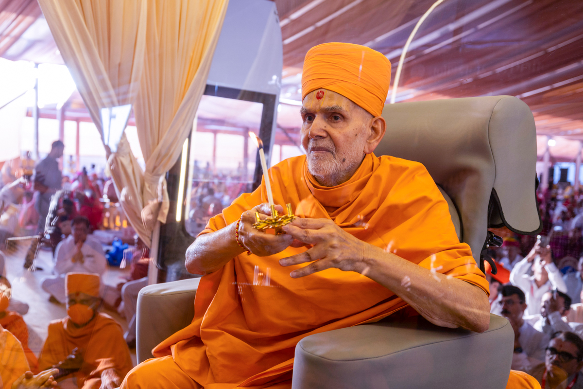 Swamishri performs the yagna arti