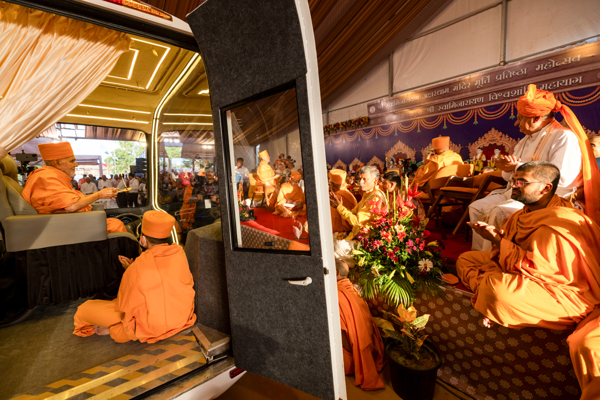 Swamishri performs the yagna arti