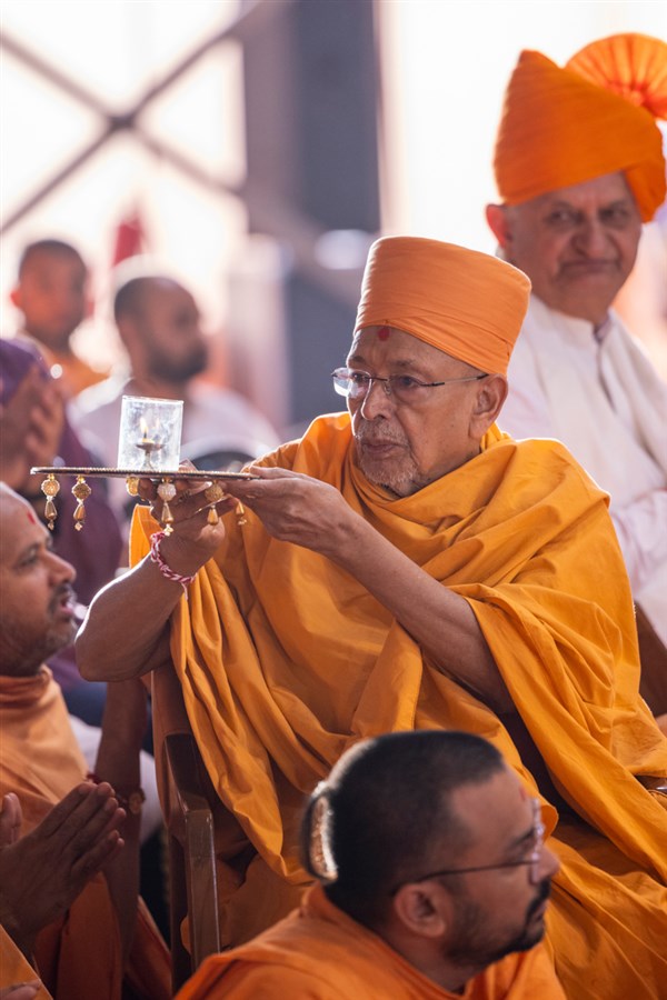 Pujya Tyagvallabh Swami performs the yagna arti