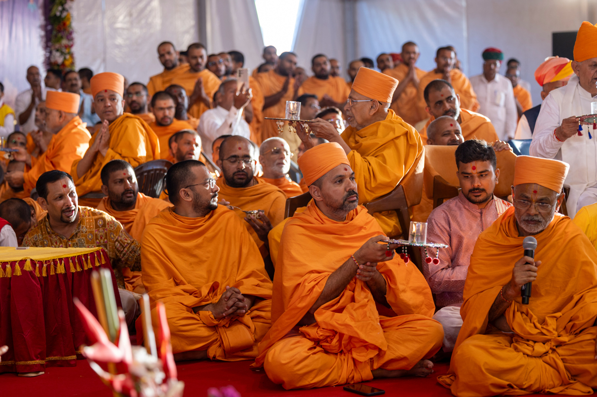 Pujya Tyagvallabh Swami and swamis perform the yagna arti