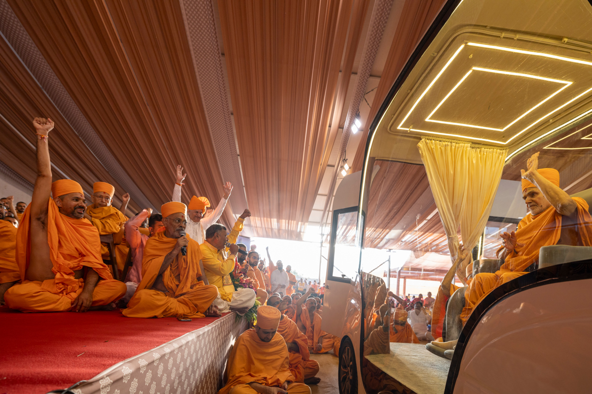 Swamishri and swamis hail 'Jodhpur Mandir Mahotsav ni jai'