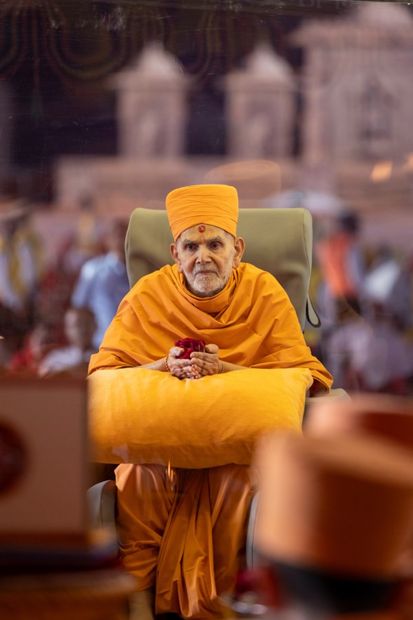 Swamishri offers mantra-pushpanjali