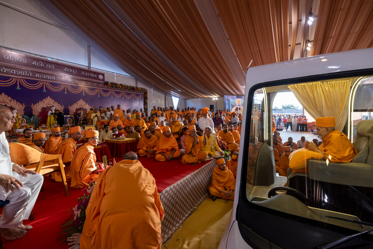 Swamis and devotees doing darshan of Swamishri