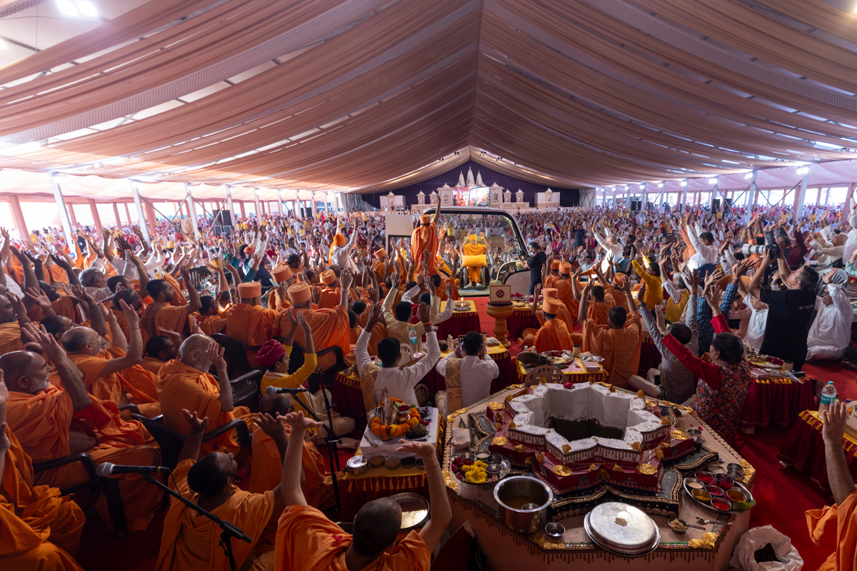 Swamishri, swamis and devotees hail 'Jodhpur Mandir Mahotsav ni jai'